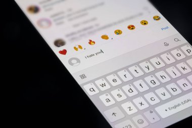 Instagram, nefret, hakaret ya da zorbalık hakkında yorum yapmandan nefret ediyorum, Instagram 'ın yorum bölümü, karanlık geçmişli akıllı telefon ekranı, sosyal medya kavramını kullanarak