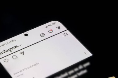 Instagram 'da kırmızı uyarı işareti, sosyal medya bağımlılık fikri, bildirim gibi, Instagram' da zaman geçirmek, karanlık arka planlı akıllı telefon ekranı, sosyal medya kullanmak