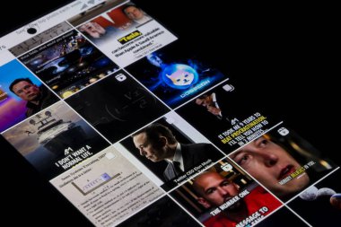 Elon Musk 'ın Instagram bölümündeki içeriği, Instagram' daki Elon Musk haberleri, karanlık geçmişli akıllı telefon ekranı, sosyal medya kullanımı, Twitter 'ın sahibi