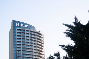 Hilton Alışveriş Merkezi, geniş açı, açık gökyüzü, Hilton gökdeleni.