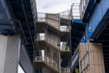 İki köprü arasındaki gri zigzag merdivenler, mimari ve yapı konsepti, ön görüş, eski merdiven, acil çıkış merdivenleri