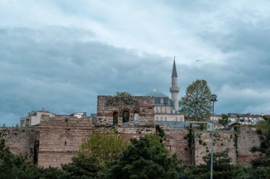 İstanbul 'daki antik Bizans kaleleri, dev kale, tarihi şatosu ve mavi gökyüzü olan manzara, eski bina, camili ve kaleli yıkılmış kale