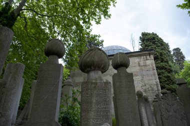 Ağaçları ve gökyüzü olan birçok tarihi İslam anıtı, mezarları olan kutsal bir yer, otlağı olan kutsal bir alan, İslam kültürü, Müslüman mezarı, dini düşünce: Eyupsultan, İstanbul, Türkiye