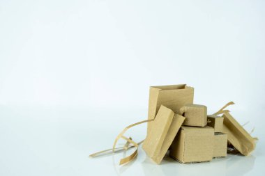 Beyaz arka plan, taşınma evi ve alışveriş konsepti, karton kutu, fotokopi alanı, e-ticaret nakliye fikri üzerine izole edilmiş pek çok karton kutu ve karton çanta.