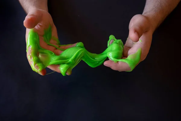 Зелений Слиз Іграшка Руці Людини Боротьба Гра Блискучим Зеленим Слизом — стокове фото