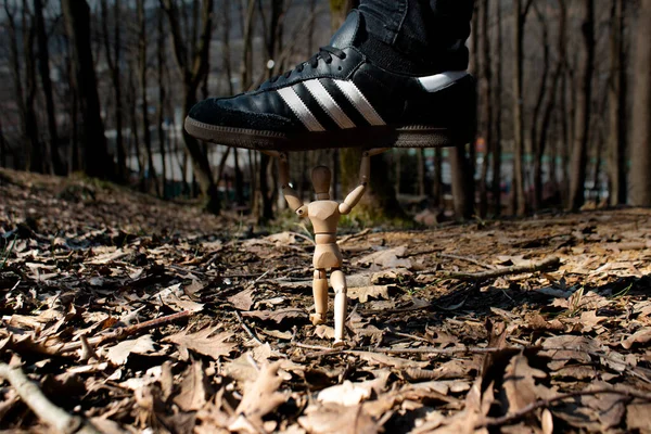 Zapato Elevación Maniquí Madera Títere Madera Sus Rodillas Motivación Idea — Foto de Stock