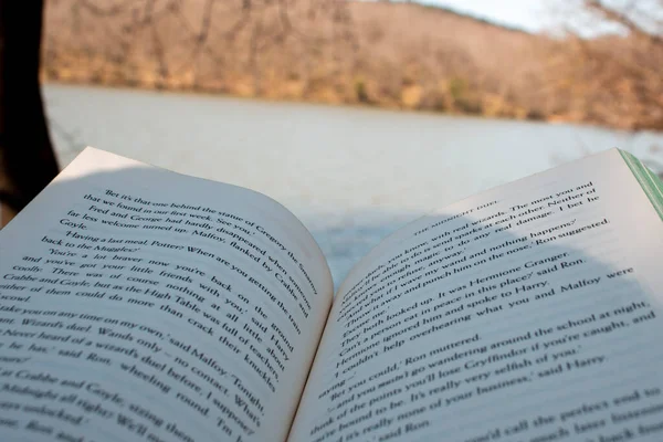 Lendo Livro Conceito Natureza Livro Aberto Com Lago Borrado Floresta — Fotografia de Stock