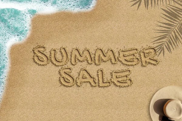 Kumlu bir sahilde yaz indirimi metni, üst manzara, e-ticaret yaz kampanyası konsepti, yaz indirimi afişi fikri, palmiye gölgesi deniz dalgası, hasır şapka kompozisyonu