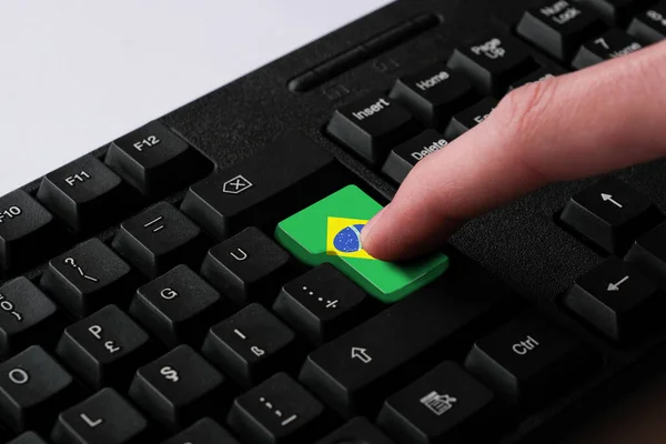 ブラジルの国旗でエンターボタンを押すと ブラジルのサイバー攻撃 ポルトガル語を学ぶ比喩 黒のキーボードを閉じる フロントビュー 選択的フォーカスを表します — ストック写真