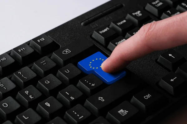Натискання Кнопки Введення Прапором Європейського Союзу Представляє Кібер Атаку Метафору — стокове фото