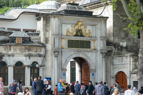 Mucha Gente Con Una Puerta Mezquita Fondo Cultura Islámica Lugar — Foto de Stock