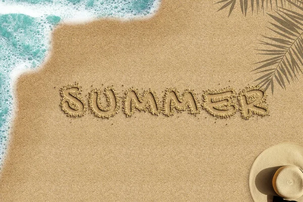 砂浜の夏のテキスト 砂浜のトップビュー 夏の時間のアイデア 旅行や休日のコンセプト ヤシの影と海の波とわらの帽子の組成 — ストック写真
