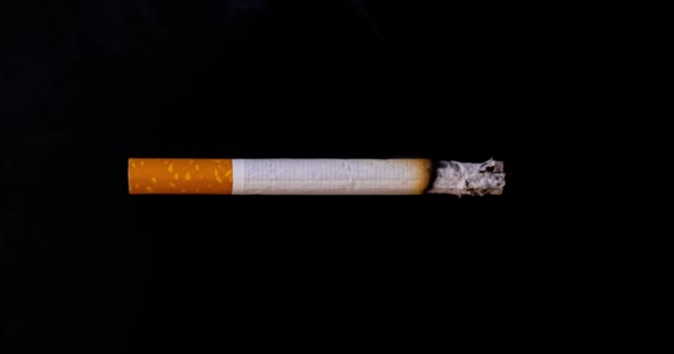 Zigarettenqualmendes Zeitraffer Video Isoliert Auf Schwarzem Hintergrund Orangefarbene Filterzigarettenverbrennung Gesundheitskonzept — Stockvideo