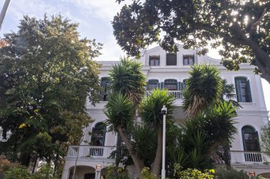 Büyükada olarak bilinen Büyük Ada 'daki Adalar Adalet Sarayı, Prensler Adaları' nın tarihi köşkü, Türkçe 'deki Adalar Adalet Sarayı, cephe manzarası: Büyükşehir İstanbul, Türkiye - 10.22