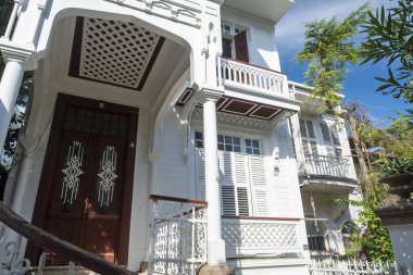 Büyük Ada 'da bulunan Büyük Ada' daki Amalia Malikanesi 'nin ön kapısı, Prensler Adaları' nın tarihi köşkü, Türkçe Amalia Evi: Büyükada, İstanbul, Türkiye - 10.22