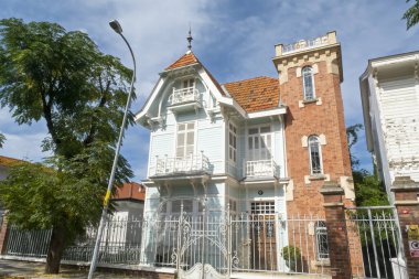 Büyükada olarak bilinen Arvanitis Malikanesi 'nin ön görüntüsü, Princes Adaları tarihi konağı, Arvanitis Kosku Türkçe: Büyükşehir, İstanbul, Türkiye - 10.22