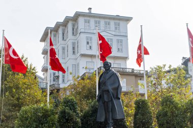 Mustafa Kemal Atatürk heykeli ve Büyükkada sahilinde Türk bayrakları, Türkiye Cumhuriyeti 'nin kurucusu Atatürk Heykeli, Adalar' ın tarihi yapıları