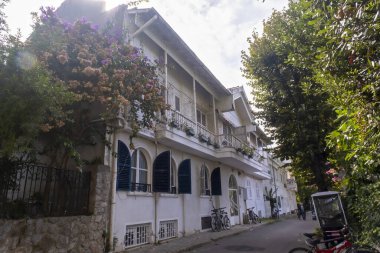 Bahaeddin Bey 'in Büyükada' daki malikanesinin sokak manzarası, Prensler Adaları tarihi köşkü, Bahaeddin Bey Kosku Türkçe: Büyükşehir, İstanbul, Türkiye - 10.10.22