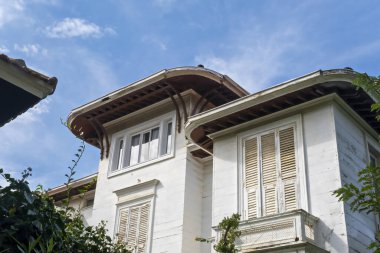 Büyük Ada 'da bulunan Berc Keresteciyan malikanesinin alçak açısı, Prensler Adaları tarihi köşkü, Berc Keresteciyan Kosku Türkçe: Büyükşehir, İstanbul, Türkiye - 10.22