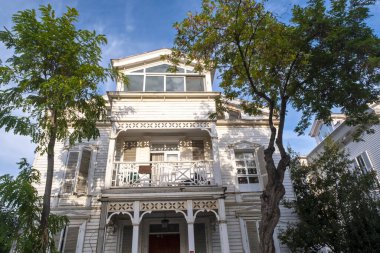 Cemal Bey malikanesi Büyük Ada 'da, Prensler Adaları tarihi köşkü Cemal Bey Evi Türkçe, Nikola Nikolaidis tarafından yapıldı: Büyükşehir, İstanbul, Türkiye - 10.10.22