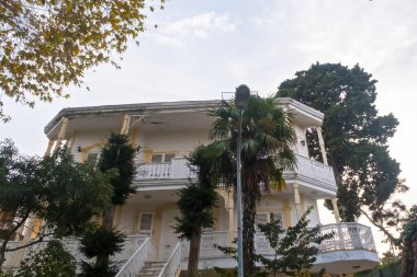 Büyükada olarak bilinen Büyük Ada 'da bulunan Gumusyan Evi, Türkçe' de Gumusyan Evi 'nin tarihi konağı: Büyükada, İstanbul, Türkiye - 10.22