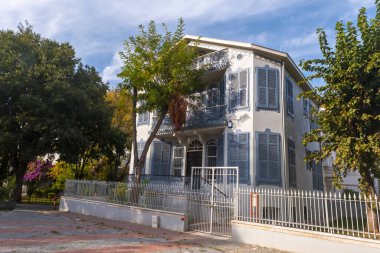 Hariton Haritonidis 'in Haritonidis malikanesi, Büyükada olarak bilinen Büyük Ada, Prensler Adaları tarihi köşkü, Türkçe Haritonidis Kosku, Hariton Haritonidis tarafından yapıldı: Büyükşehir, İstanbul, Türkiye - 10.10.22