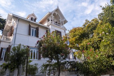 Büyükada olarak bilinen Büyük Ada 'daki Kazım Paşa köşkü, Prensler Adaları' nın tarihi köşkü, Türkçe Sakizli Musim Paşa Kosku, mimar Nikola Nikolaidis: Büyükşehir, İstanbul, Türkiye - 10.22