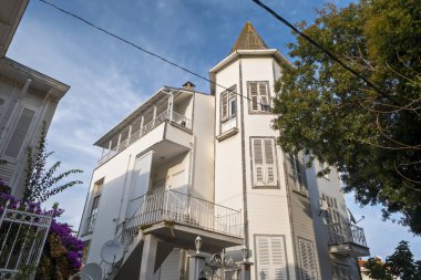 Mustafa Efendi malikanesi Büyük Ada 'da, Prensler Adaları tarihi köşkü, Mustafa Efendi Kosku Türkçe, eski bina: Büyükada, İstanbul, Türkiye - 10.22