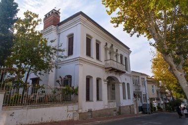 Büyükada olarak bilinen Büyük Ada 'da bulunan Pembe Hanim Evi, Türkçe Pembe Hanim Evi, Agop Maroesyan tarafından yapılmıştır: Büyükada, İstanbul, Türkiye - 10.10.22