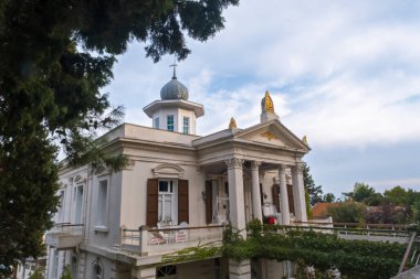 Geniş açılı Sabuncakis malikânesi, Büyükşehir olarak bilinen Büyük Ada, tarihi konak, Prensler Adaları, Sabuncakis Kosku, Yorgi Sabuncakis tarafından yapıldı: Büyükşehir, İstanbul, Türkiye-10.22