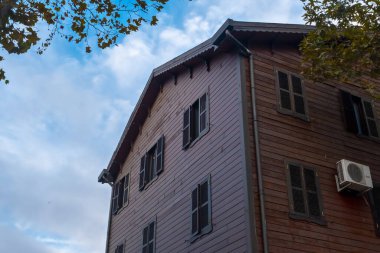 Büyük Ada 'da yer alan Sahak-Mesrob malikânesi, Prensler Adaları tarihi köşkü, Sahak-Mesrob Okulu Türkçe, Ermeniler Okulu: Büyükşehir, İstanbul, Türkiye