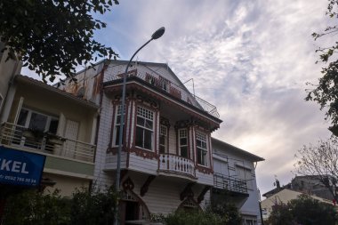 Sofya Evi 'nin geniş açısı, Büyükada olarak bilinen Büyük Ada' da yer alıyor, Türkçe Sofya Evi Kosku 'nun tarihi köşkü, Haralambos tarafından yapıldı: Büyükşehir, İstanbul, Türkiye - 10.10.22