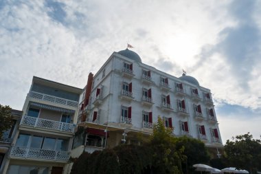 Büyükada olarak bilinen Büyük Ada 'da yer alan geniş açılı Splendid Palace, Princes Adaları tarihi köşkü, Türkçe Splendid Palas, Kaludi Laskaris tarafından yapıldı: Büyükşehir, İstanbul, Türkiye - 10.10.22