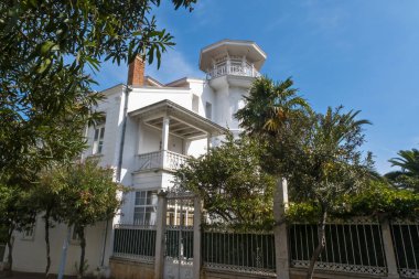 Büyükada olarak bilinen Büyük Ada 'da yer alan Stefanidis malikanesinin geniş açılı manzarası, Princes Adaları' nın tarihi köşkü, Türkçe Stefanidis Kosku: Büyükşehir, İstanbul, Türkiye - 10.10.22