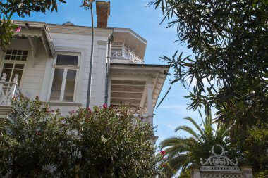 Büyükada olarak bilinen Büyük Ada 'da bulunan Stefanidis malikanesi, Princes Adaları tarihi konağı, Türkçe Stefanidis Kosku: Büyükşehir, İstanbul, Türkiye - 10.10.22