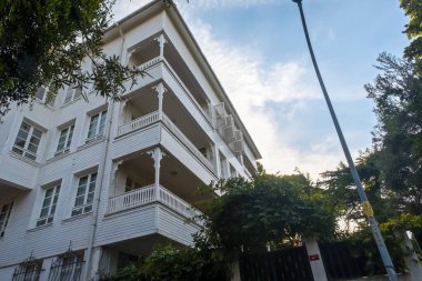 Büyükada olarak bilinen Büyük Ada 'daki Sakir Paşa köşkü, Prensler Adaları' nın tarihi köşkü, Türkçe Sakir Paşa Kosku, Rosolato tarafından yapıldı: Büyükşehir, İstanbul, Türkiye - 10.10.22