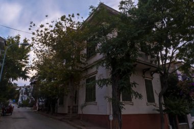 Geniş açılı Wondra Evi, Büyükada olarak bilinen Büyük Ada, Princes Adaları 'nın tarihi köşkü, Türkçe Wondra Bey Evi, Henri Charles Wondra için yapıldı: Büyükşehir, İstanbul, Türkiye - 10.10.22