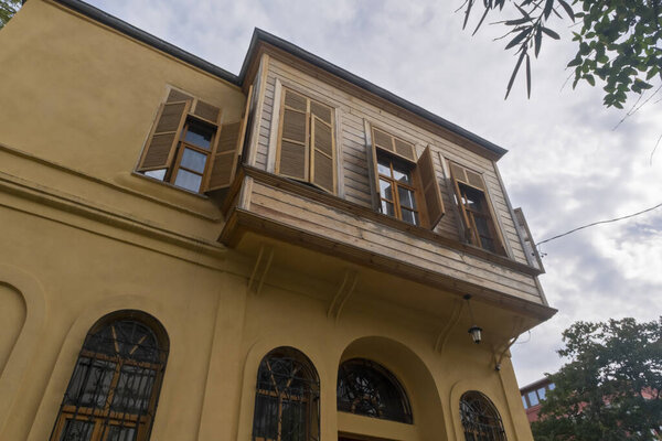 Особняк Avlonitis House расположен на Большом острове, известном как Буюкада, исторический особняк Островов Князей, Avlonitis Evi на турецком языке: Buyukada, Стамбул, Турция - 10.10.22