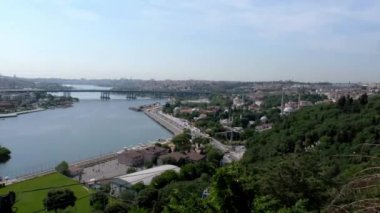 Pierre Loti 'den geniş Eyupsultan manzarası, Eyüp' ün 4k 60 fps videosu, ufuk çizgisi olan Altın Boynuz, mavi gökyüzü olan ağaçlar, İstanbul 'un güzel manzarası