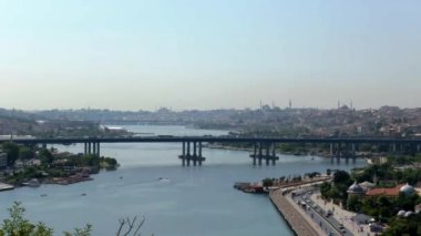 Geniş Eyupsultan manzarası, Eyüp 'ün 4k 60 fps videosu, Ufuk çizgisi ve köprüsü olan Golden Horn, mavi gökyüzü olan ağaçlar, İstanbul' da güzel manzara, yoldaki arabalar