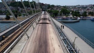 Golden Horn, İstanbul, Türkiye: Metro yukarıdan tünele, İstanbul 'da 4k 60 fps demiryolu videosu, deniz ve gökyüzü manzaralı metro, Golden Horn metro istasyonu