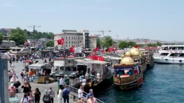 Eminonu, İstanbul, Türkiye: Eminonu Meydanı 'nda kalabalık insanlar, İstanbul caddelerinde Türk bayrakları, Eminonu' da ünlü balıkçı tekneleri, Türkiye 'de 4K 60 fps' lık gezi videosu