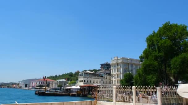 Ortakoy イスタンブール トルコ Ortakoyモスクの内部からOrtakoy広場 住宅と海辺 活気と活気のある広場 イスタンブールの美しい風景4K Marmara海とFpsのビデオ — ストック動画