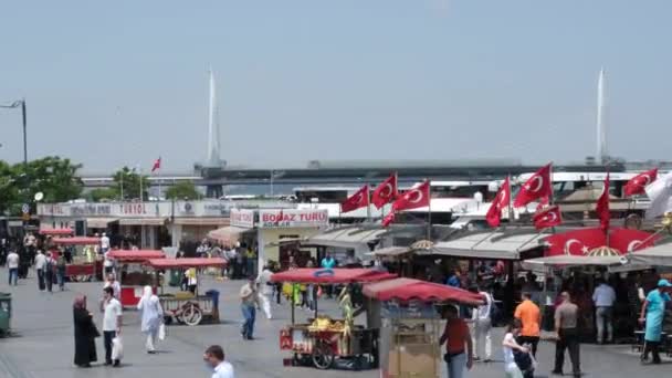 Eminonu Estambul Turquía Plaza Eminonu Con Multitud Vendedor Ambulante Barcos — Vídeos de Stock