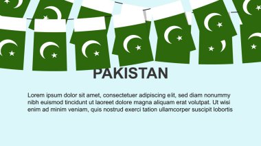 Bir ipe asılı Pakistan bayrakları, kutlama ve selamlama konsepti, metin alanı, afiş ve poster fikri olan Pakistan bayrakları, dekorasyon malzemesi, bağımsızlık günü