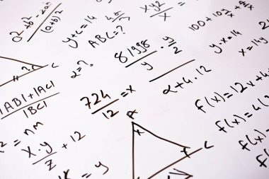 Beyaz tahta, matematik fikri, formül ve hesaplama, matematiksel kavram öğrenme, beyaz okul kurulu, oturma manzarası üzerinde siyah renk işaretiyle karmaşık hesaplamalar