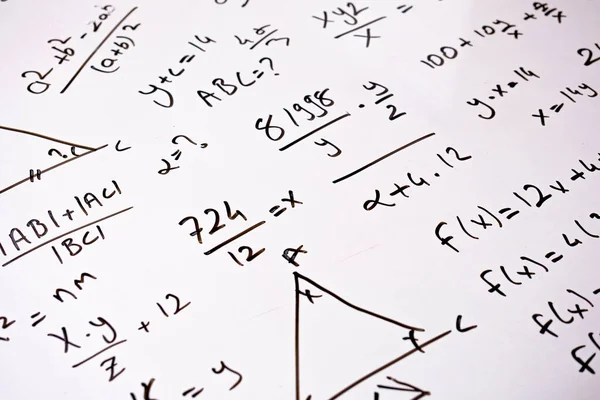 复杂的计算 白板上有黑色标记 数学概念 公式和计算 学习数学概念 白色黑板 — 图库照片