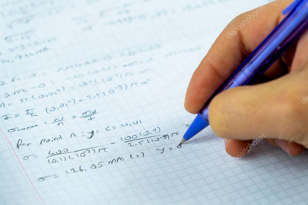 Números matemáticos en un cuaderno y mano de hombre sosteniendo lápiz ...