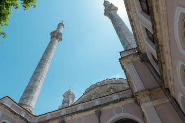Ortakoy Cami minareleri ve kubbe manzarası güneşli gökyüzü, camii ile güzel manzara, İstanbul açık havası, güneşli ve mavi gökyüzü, Buyuk Mecidiye Camii, din ve İslam kavramı olarak bilinir.