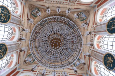 Ortakoy Camii 'nde avizeli güzel bir kubbe, Ortakoy Camii' nin içi, İstanbul 'daki İslami antik yapı, mozaik ve dekorasyonlarla dolu bir kubbe: Ortakoy Camisi, İstanbul, Türkiye